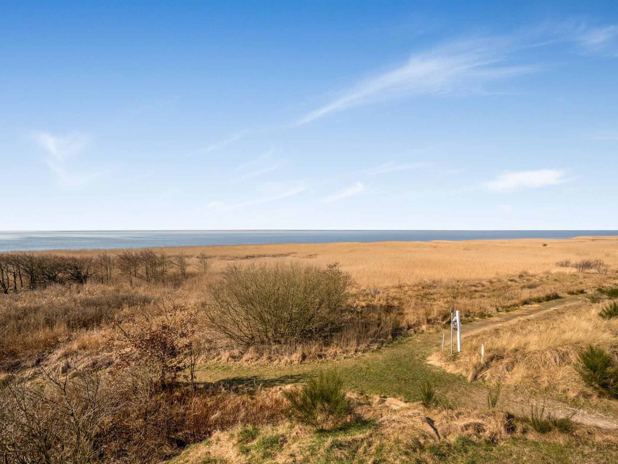 "Bjart" - 50m to the fjord-Buiten