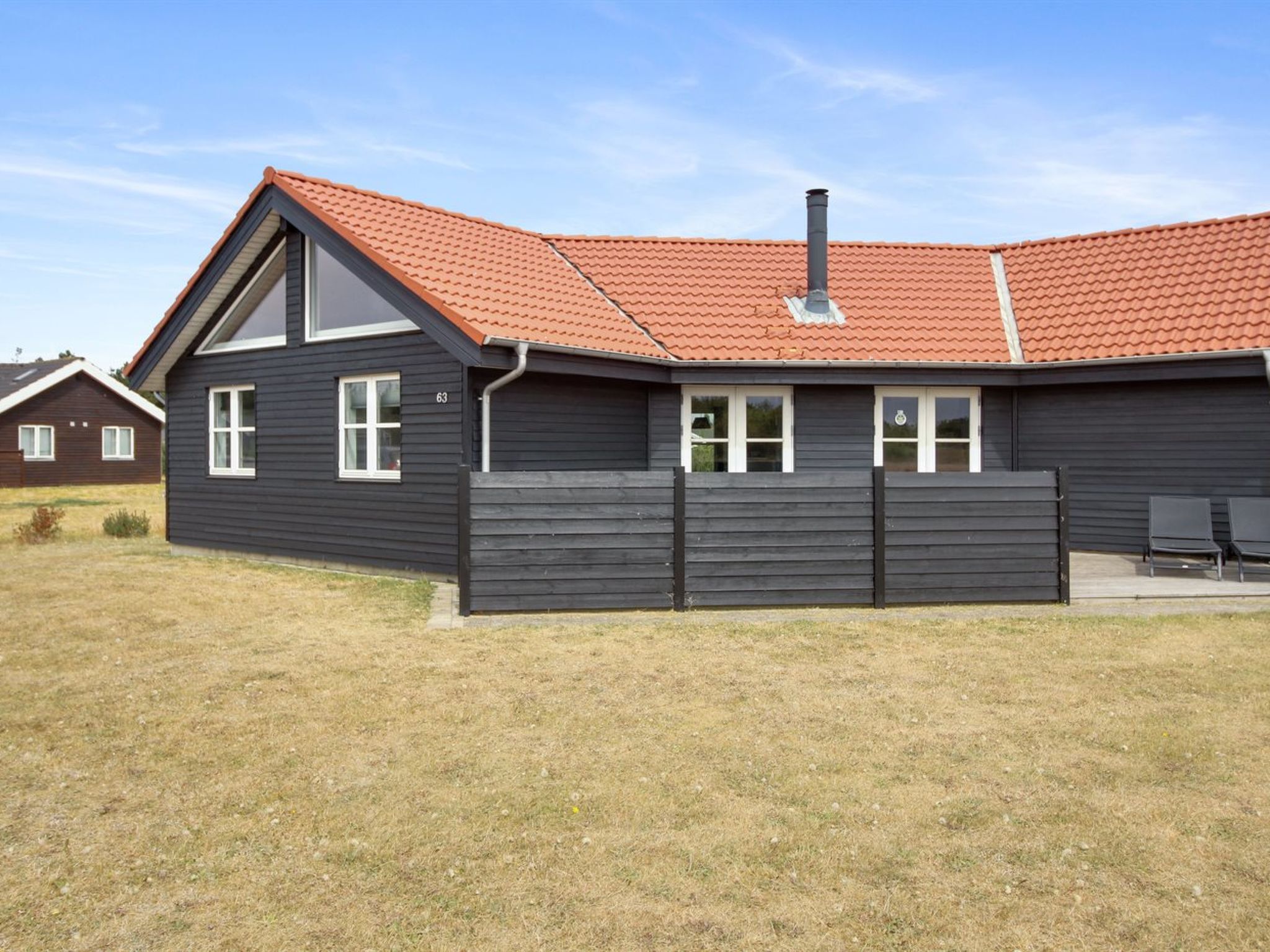 "Arnger" - 300m to the fjord", huis 4-kamers 107 m2. Het objekt is geschikt voor 8 volwassenen + 1 kinderen. Woonkamer met TV, CD-speler, stereo-installatie en DVD. 1 kamer met 1 2-pers bed. 1 kamer m..