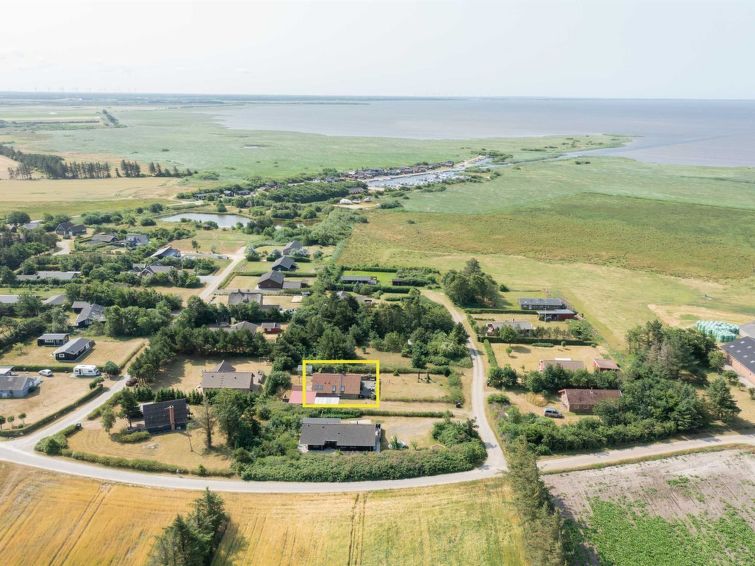 "Gizella" - 850m to the inlet", huis 3-kamers 89 m2. Het objekt is geschikt voor 6 volwassenen + 1 kinderen. Woonkamer met TV. 1 kamer met 1 2-pers bed. 1 kamer met 2 bedden. 1 kamer met 2 bedden. Keu..