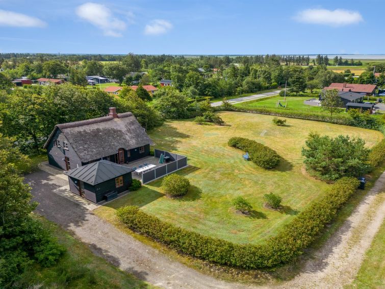 "Hendrina" - 250m to the inlet", 4-Zimmer-Haus 136 m2. Objekt geeignet für 8 Erwachsene + 1 Kind. Wohnzimmer mit TV. 1 Zimmer mit 1 Doppelbett. 1 Zimmer mit 1 Doppelbett. Studio 1 Zimmer mit mit 1 Do..
