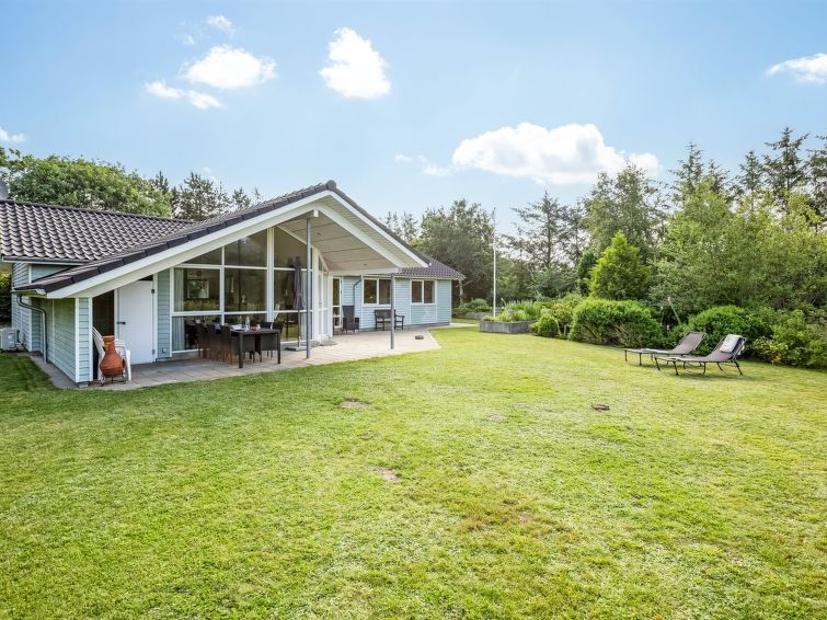 "Tjorven" - 250m to the inlet", huis 3-kamers 136 m2. Het objekt is geschikt voor 6 volwassenen + 1 kinderen. Woonkamer met TV. 1 kamer met 1 2-pers bed. 1 kamer met 1 2-pers bed. 1 kamer met 1 2-pers..