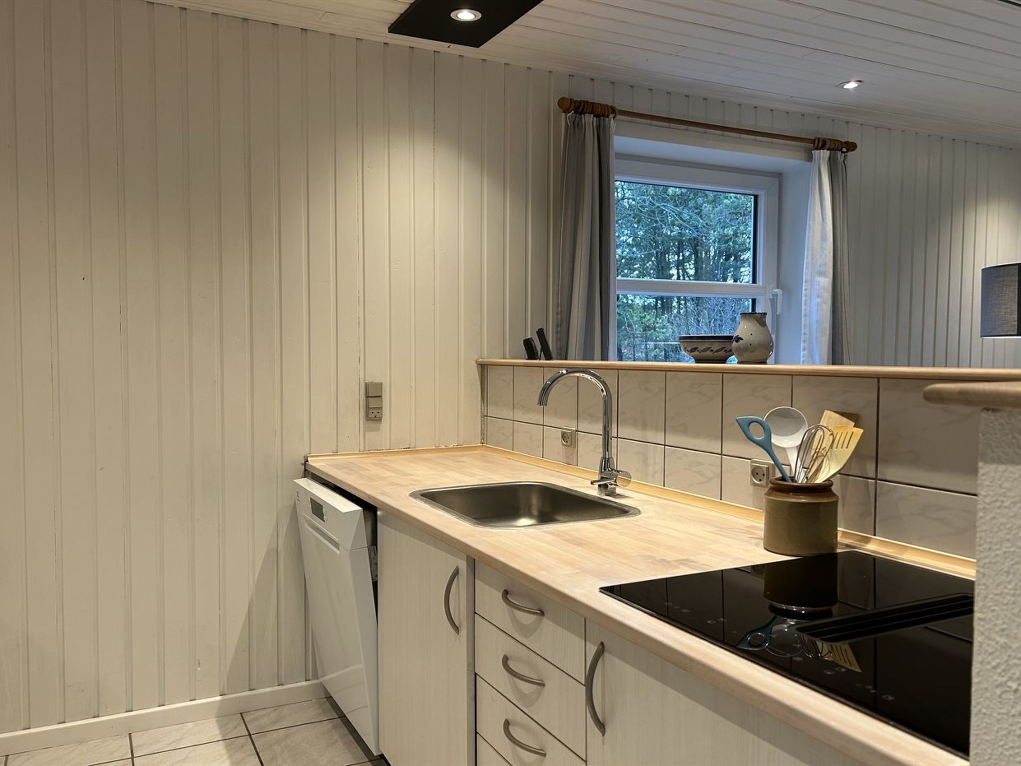 "Åsemarie" - 500m to the fjord-Dedans