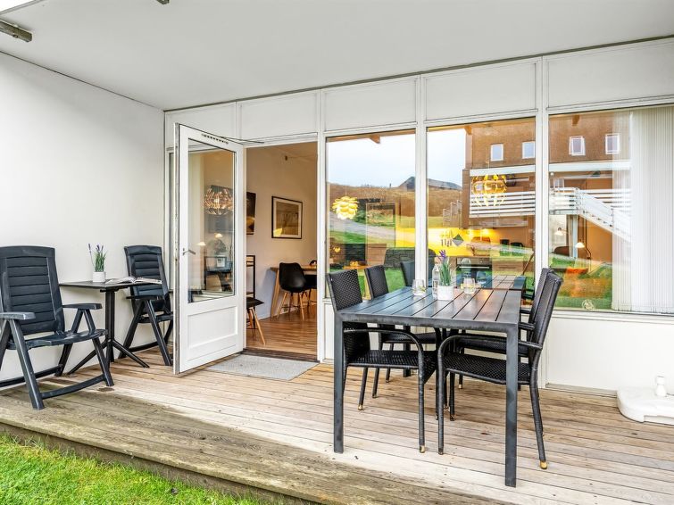 "Anastasia" - 200m from the sea", appartement 2-kamers 49 m2. Het objekt is geschikt voor 4 volwassenen. Woonkamer met 0.5 2-pers divanbedden, TV, CD-speler en stereo-installatie. 1 kamer met 1 bed. 1..