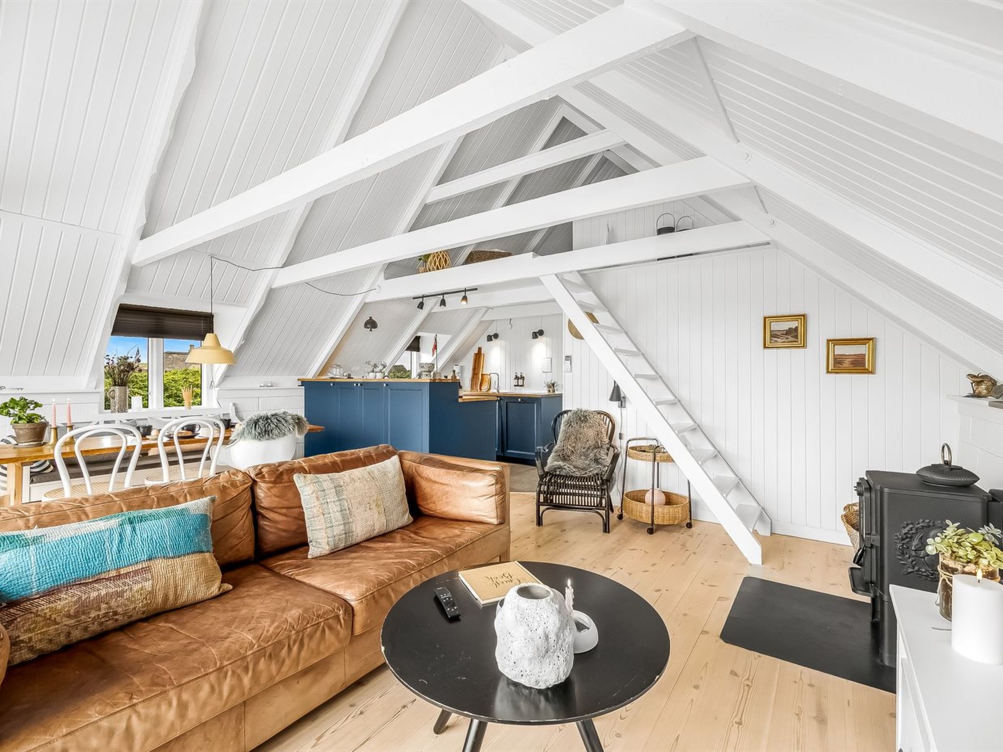 "Hen" - 400m from the sea-Inside