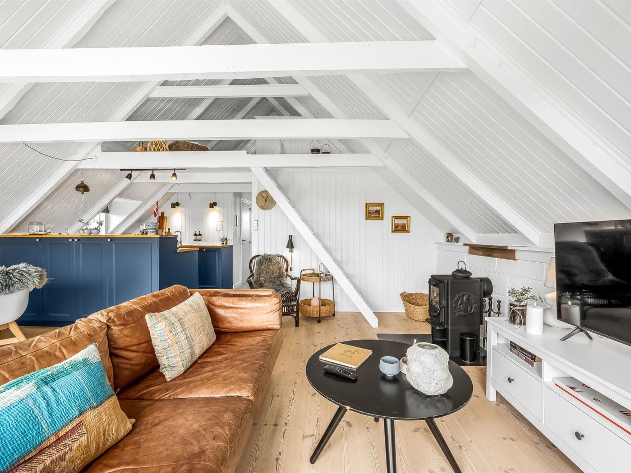 "Hen" - 400m from the sea-Inside