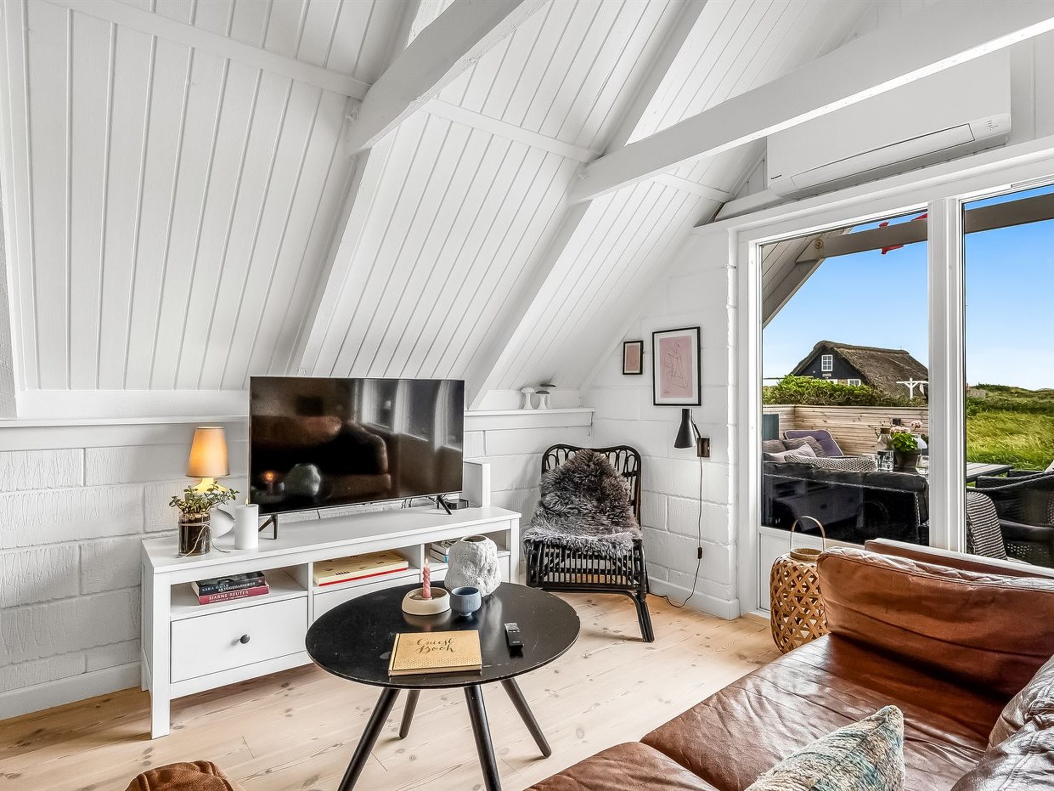"Hen" - 400m from the sea-Inside