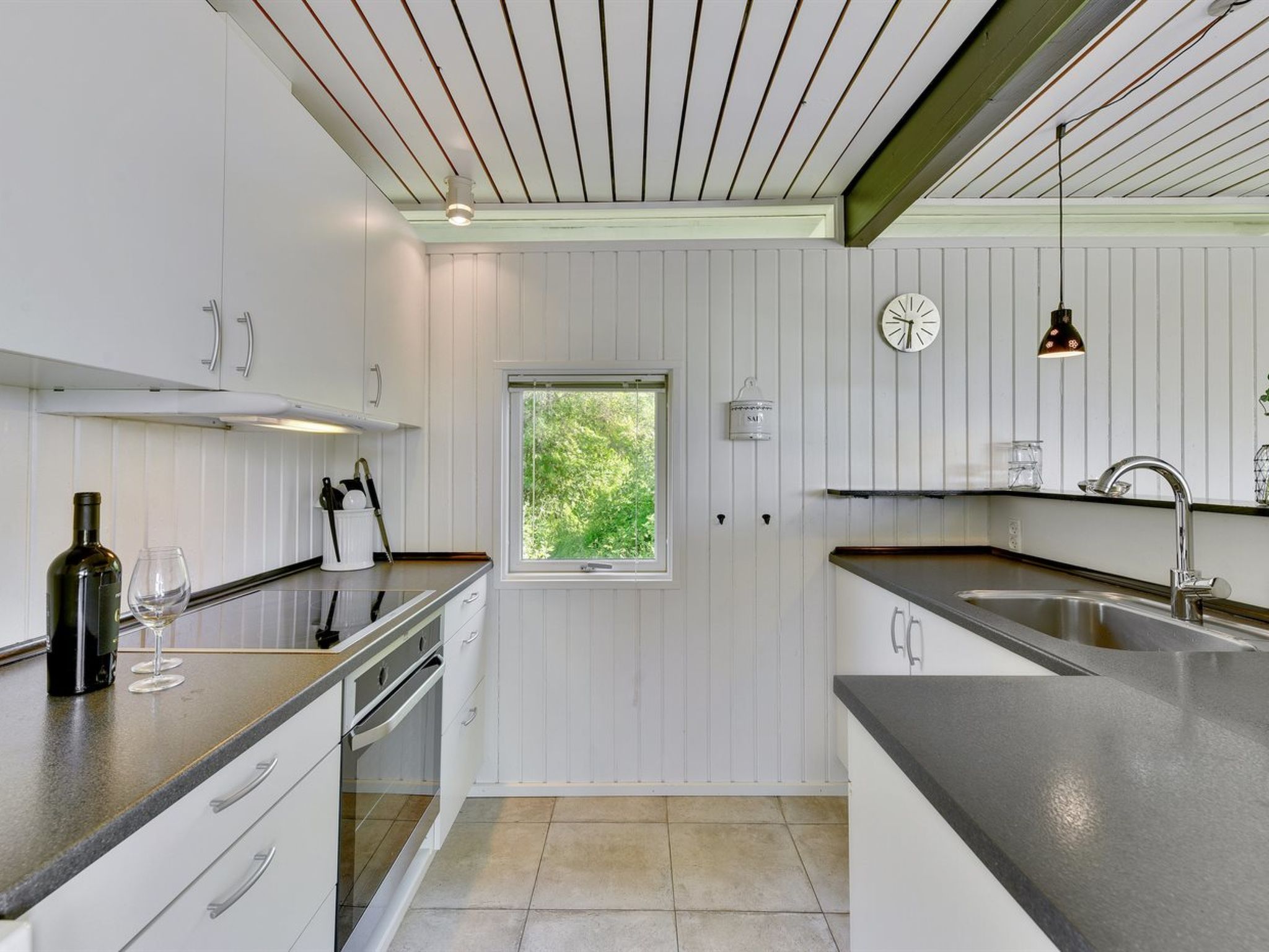 "Anund" - 1.4km from the sea - Binnen