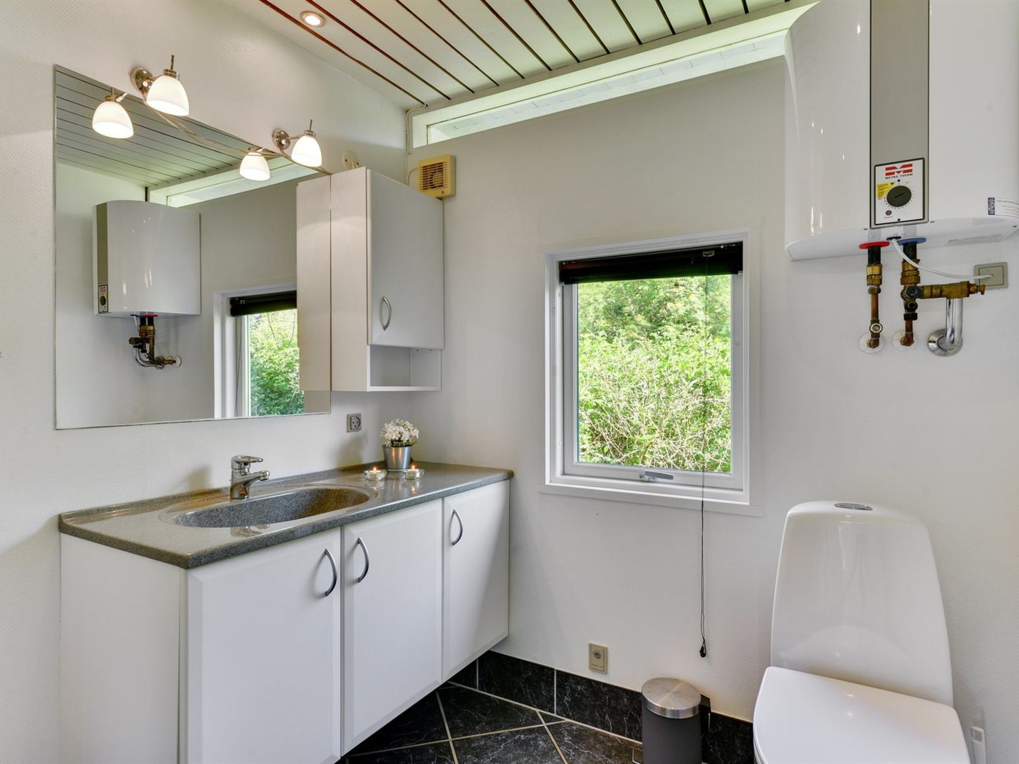 "Anund" - 1.4km from the sea - Binnen