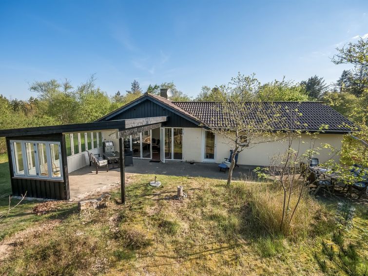 "Mirva" - 800m to the inlet", huis 3-kamers 98 m2. Het objekt is geschikt voor 6 volwassenen. Woonkamer met TV, radio, CD-speler, stereo-installatie en DVD. 1 kamer met 1 2-pers bed. 1 kamer met 1 2-p..