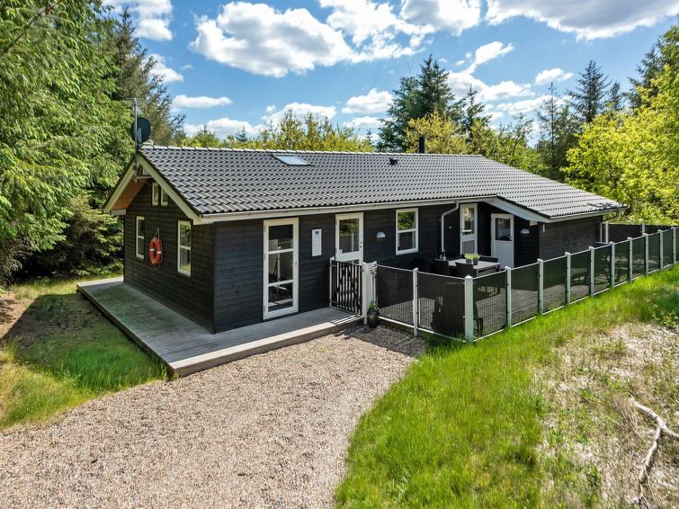 "Elena" - 800m to the inlet", huis 3-kamers 91 m2. Het objekt is geschikt voor 6 volwassenen + 1 kinderen. Woonkamer met TV, radio, CD-speler en DVD. 1 kamer met 1 2-pers bed. 1 kamer met 1 2-pers bed..