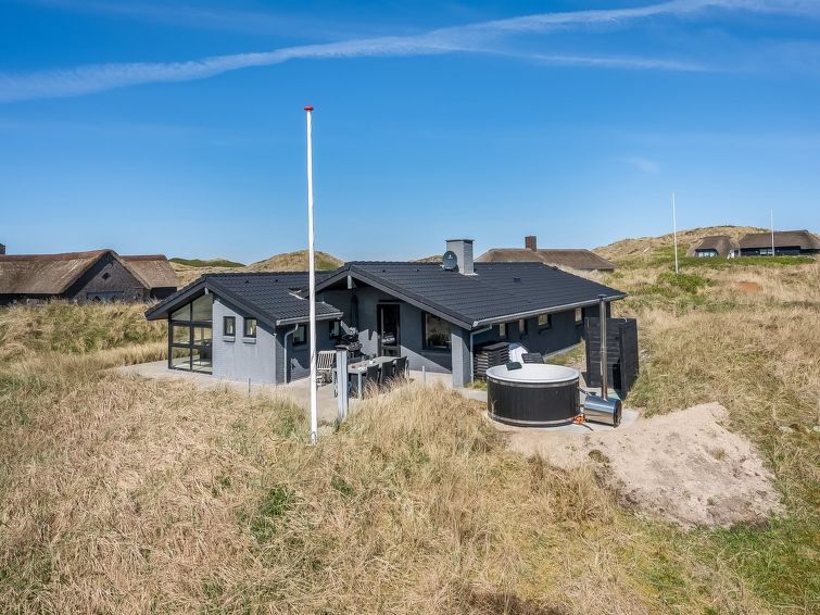 "Walther" - 300m from the sea", huis 3-kamers 117 m2. Het objekt is geschikt voor 6 volwassenen. Woonkamer met TV en radio. 1 kamer met 1 2-pers bed. 1 kamer met 2 bedden. 1 kamer met 2 bedden. Keuken..