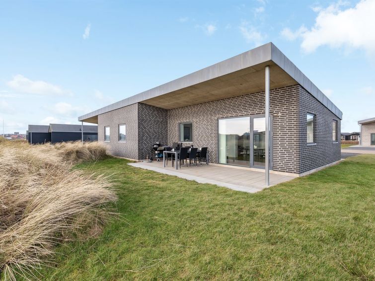 "Francina" - 700m from the sea", huis 3-kamers 80 m2. Het objekt is geschikt voor 6 volwassenen + 1 kinderen. Woonkamer met TV. 1 kamer met 1 2-pers bed. 1 kamer met 2 bedden. 1 kamer met 2 bedden. Ke..