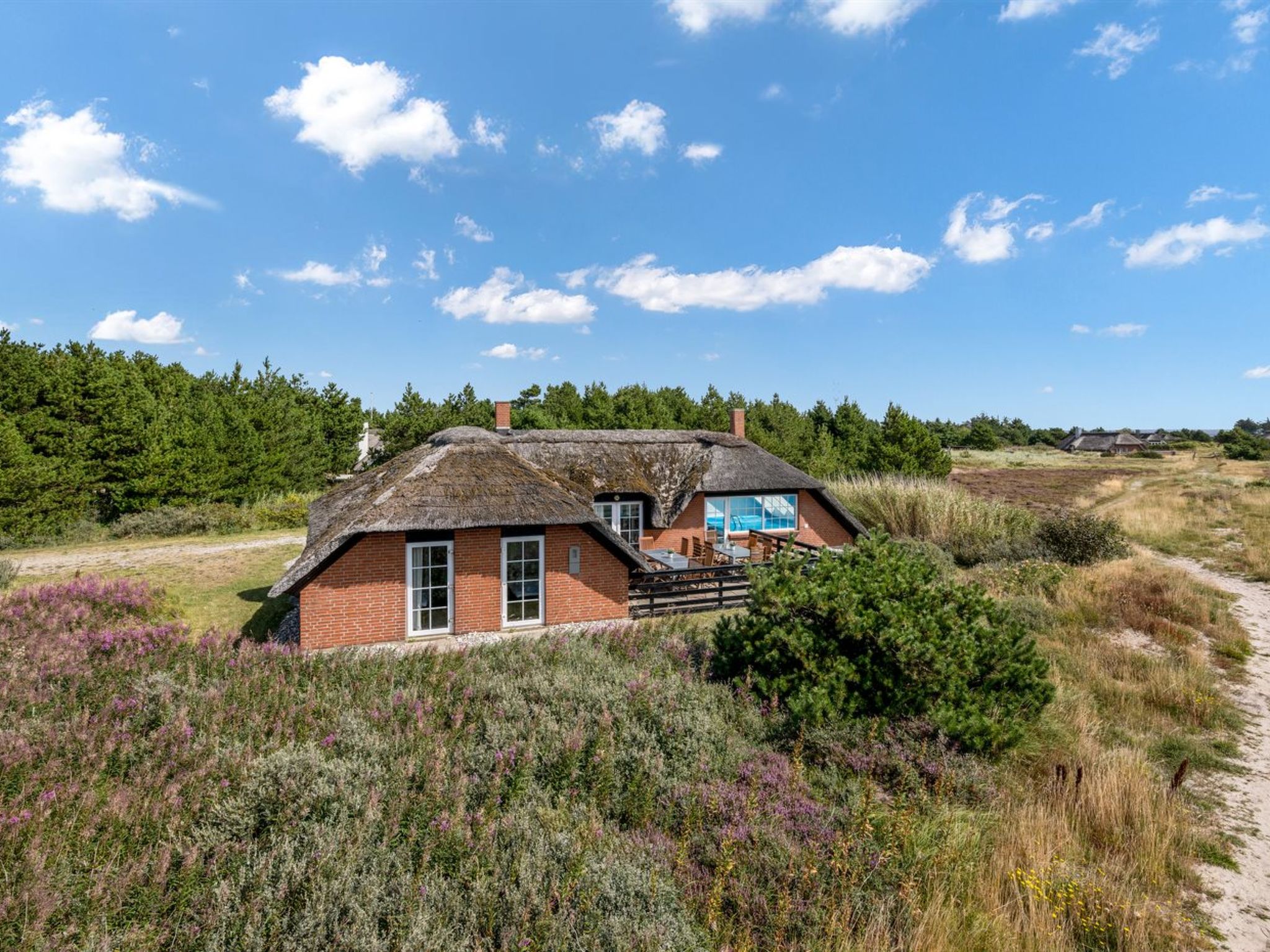 "Eweline" - 700m from the sea", huis 5-kamers 197 m2. Het objekt is geschikt voor 14 volwassenen + 1 kinderen. Woonkamer met TV. 1 kamer met 1 2-pers bed. 1 kamer met 1 2-pers bed. 1 kamer met 1 2-per..