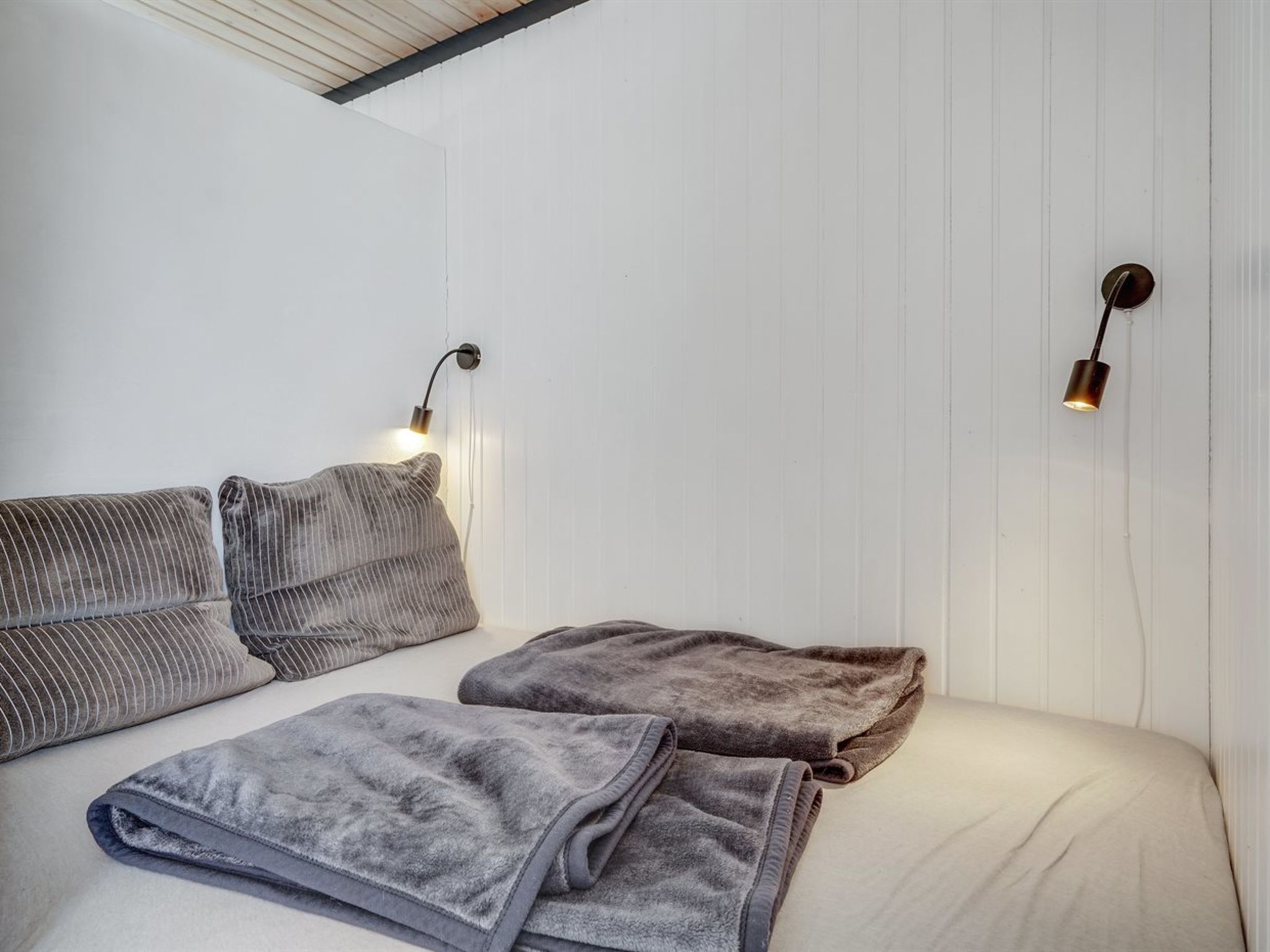 "Anthonette" -  from the sea-Binnen