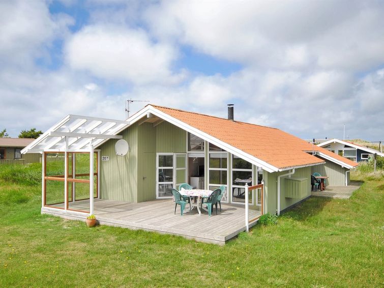 "Gedda" - 700m from the sea", 4-Zimmer-Haus 100 m2. Objekt geeignet für 8 Erwachsene + 1 Kind. Wohnzimmer mit TV, Radio, CD, Stereoanlage und DVD. 1 Zimmer mit 2 Betten. 1 Zimmer mit 1 Doppelbett. 1 ..