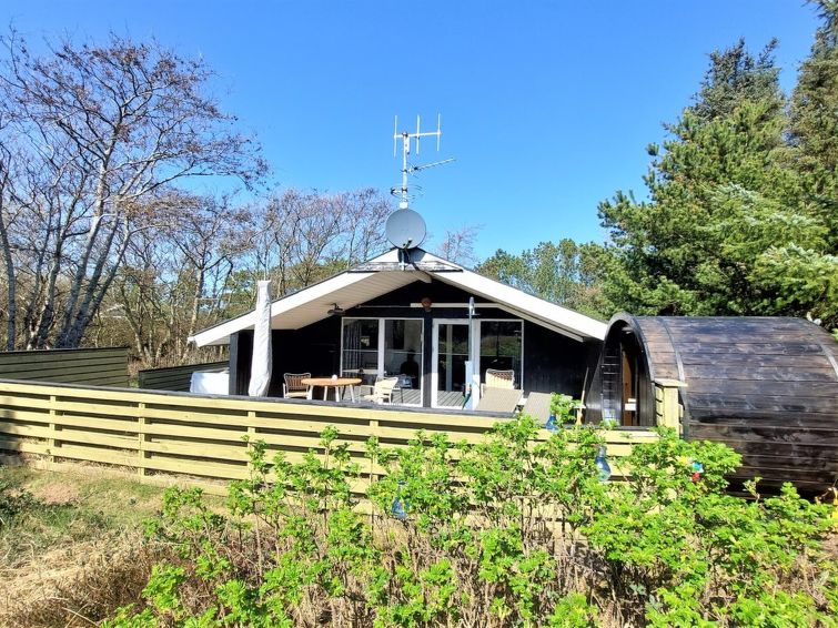 "Estelle" - 575m to the inlet", huis 2-kamers 60 m2. Het objekt is geschikt voor 4 volwassenen + 1 kinderen. Woonkamer met TV en radio. 1 kamer met 1 2-pers bed. 1 kamer met 2 bedden. Keuken (4-pits k..