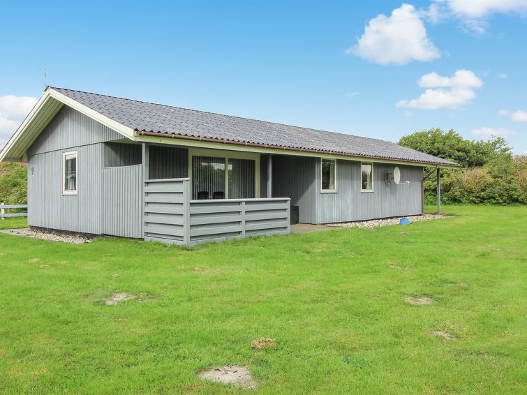 "Holte" - 700m to the inlet", huis 3-kamers 66 m2. Het objekt is geschikt voor 2 volwassenen + 3 kinderen. Woonkamer met TV, CD-speler, stereo-installatie en DVD. 1 kamer met 1 x 2 stapelbedden. 1 kam..