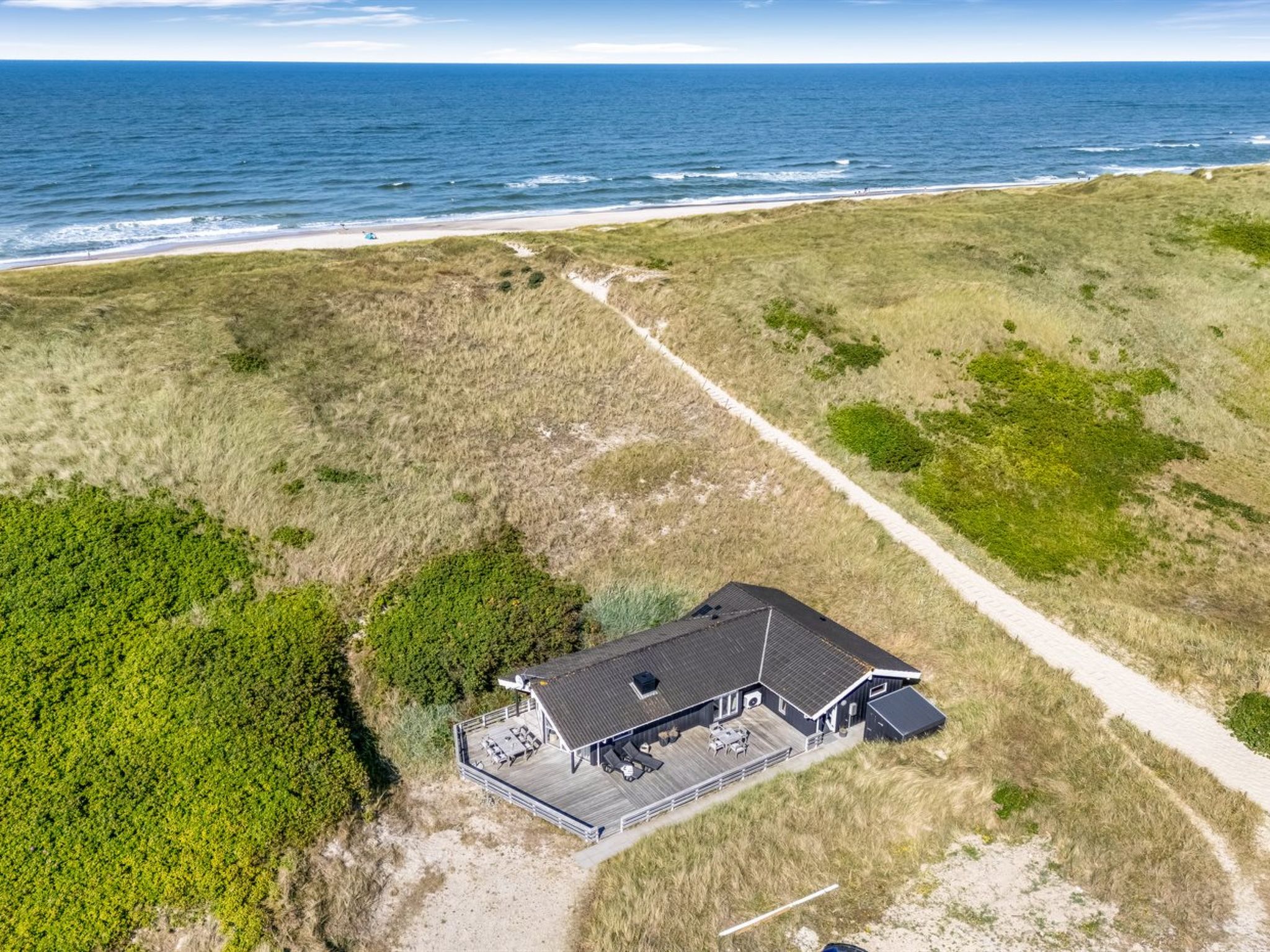 "Wilke" - from the sea", huis 3-kamers 104 m2. Het objekt is geschikt voor 6 volwassenen. Woonkamer met TV, CD-speler en stereo-installatie. 1 kamer met 1 2-pers bed. 1 kamer met 1 2-pers bed. 1 kamer..