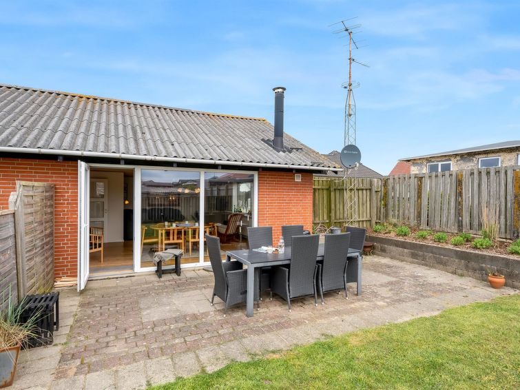 "Agne" - 400m from the sea", huis 3-kamers 120 m2. Het objekt is geschikt voor 6 volwassenen. Woonkamer met TV. 1 kamer met 1 2-pers bed. 1 kamer met 2 bedden. 1 kamer met 2 bedden. Keuken (oven, afwa..