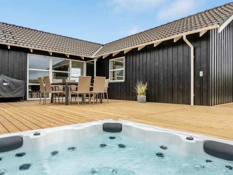 Luxe vakantiehuis met whirlpool in Hvide Sande vlakbij de zee in Hvide Sande