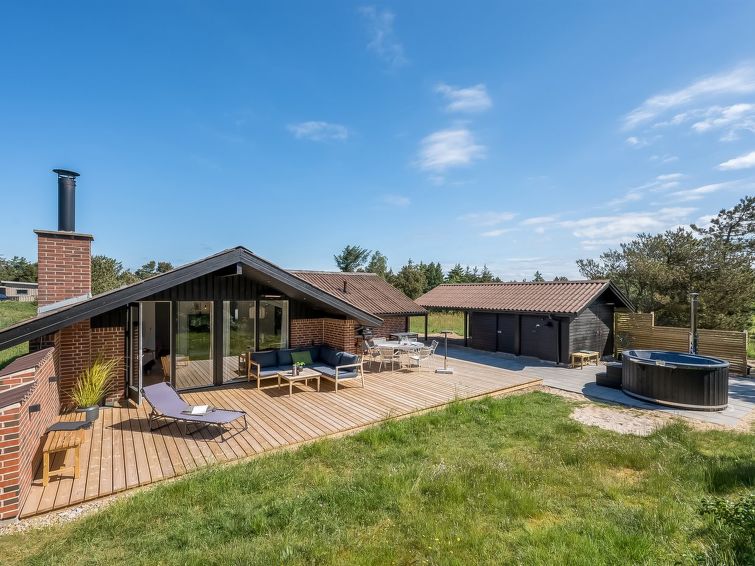 "Tilda" - 900m from the sea", huis 3-kamers 78 m2. Het objekt is geschikt voor 5 volwassenen. Woonkamer met TV. 1 kamer met 1 2-pers bed. 1 kamer met 1 bed en 1 2-pers bed. 1 kamer met 2 bedden. Keuke..
