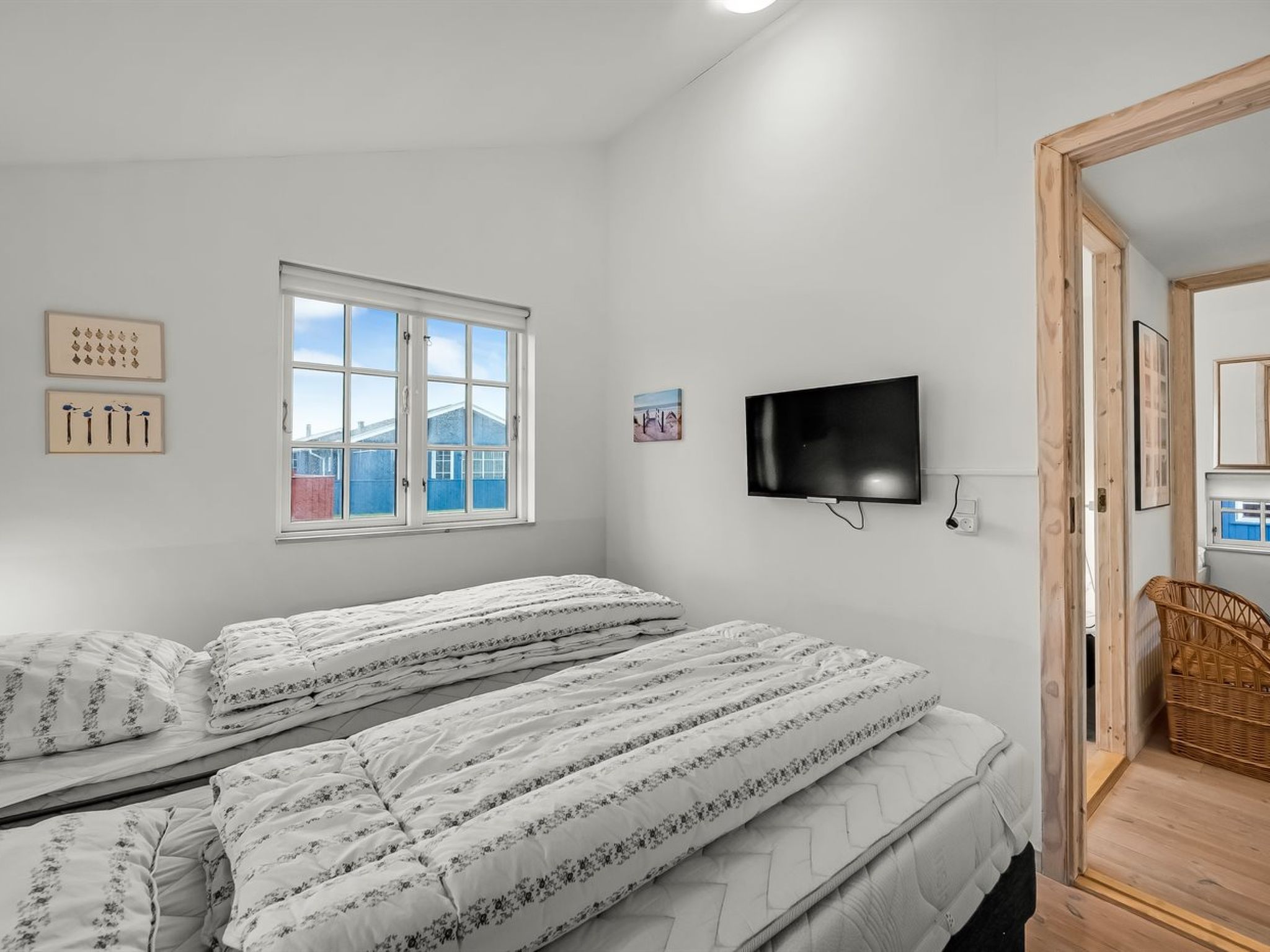 "Binta" - 300m to the fjord-Inside