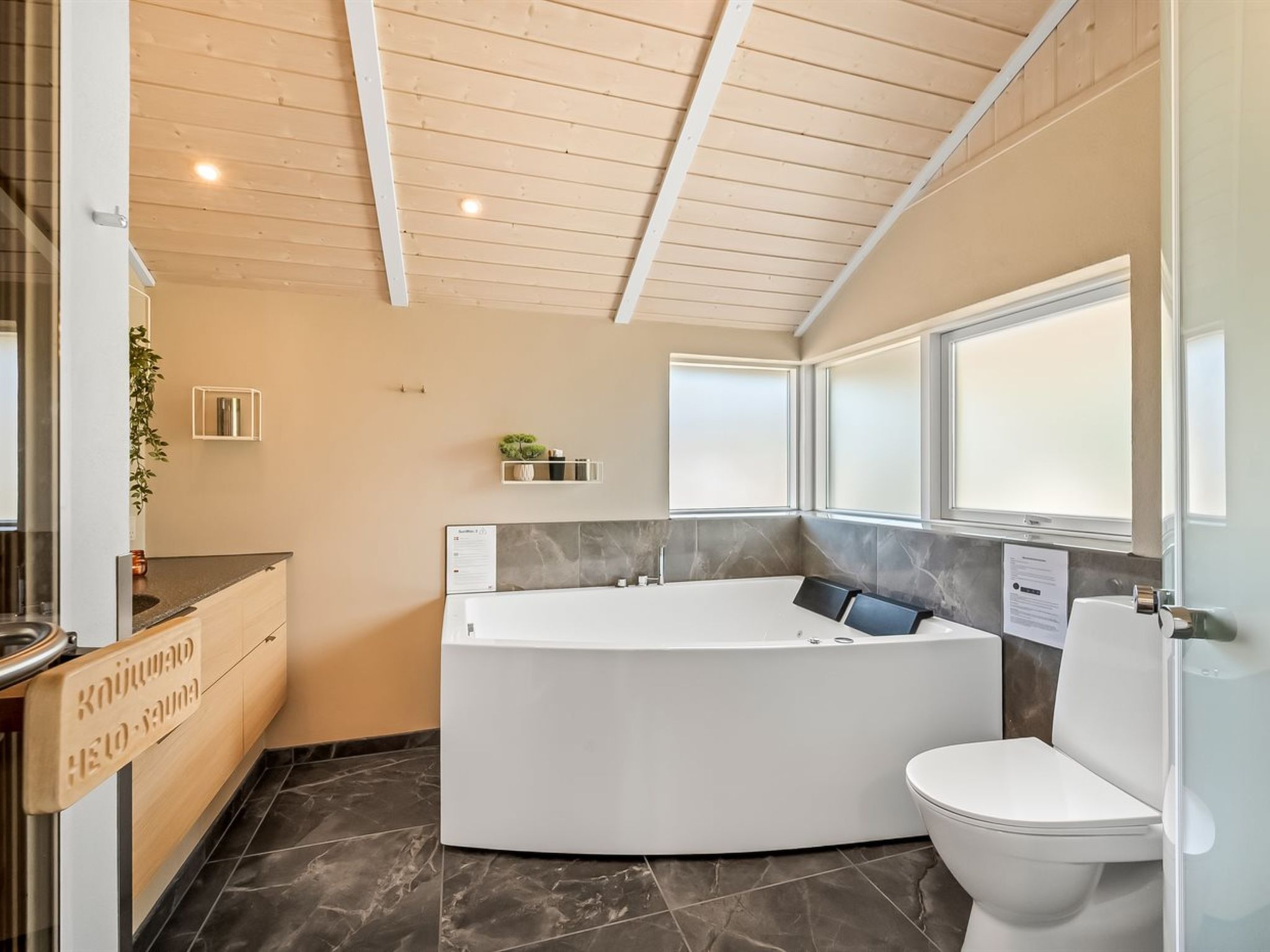 "Arine" - 700m to the fjord-Binnen