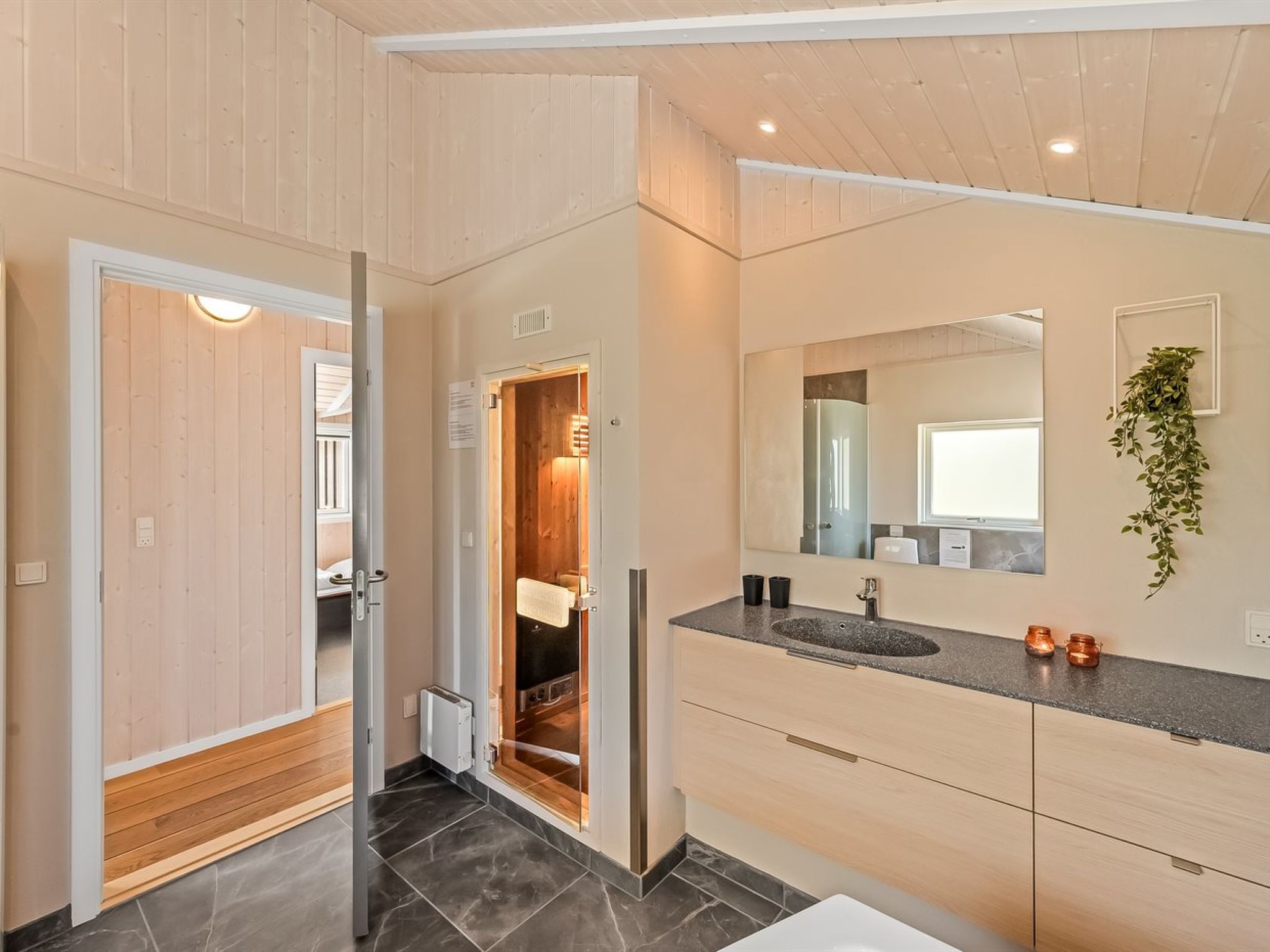 "Arine" - 700m to the fjord-Binnen