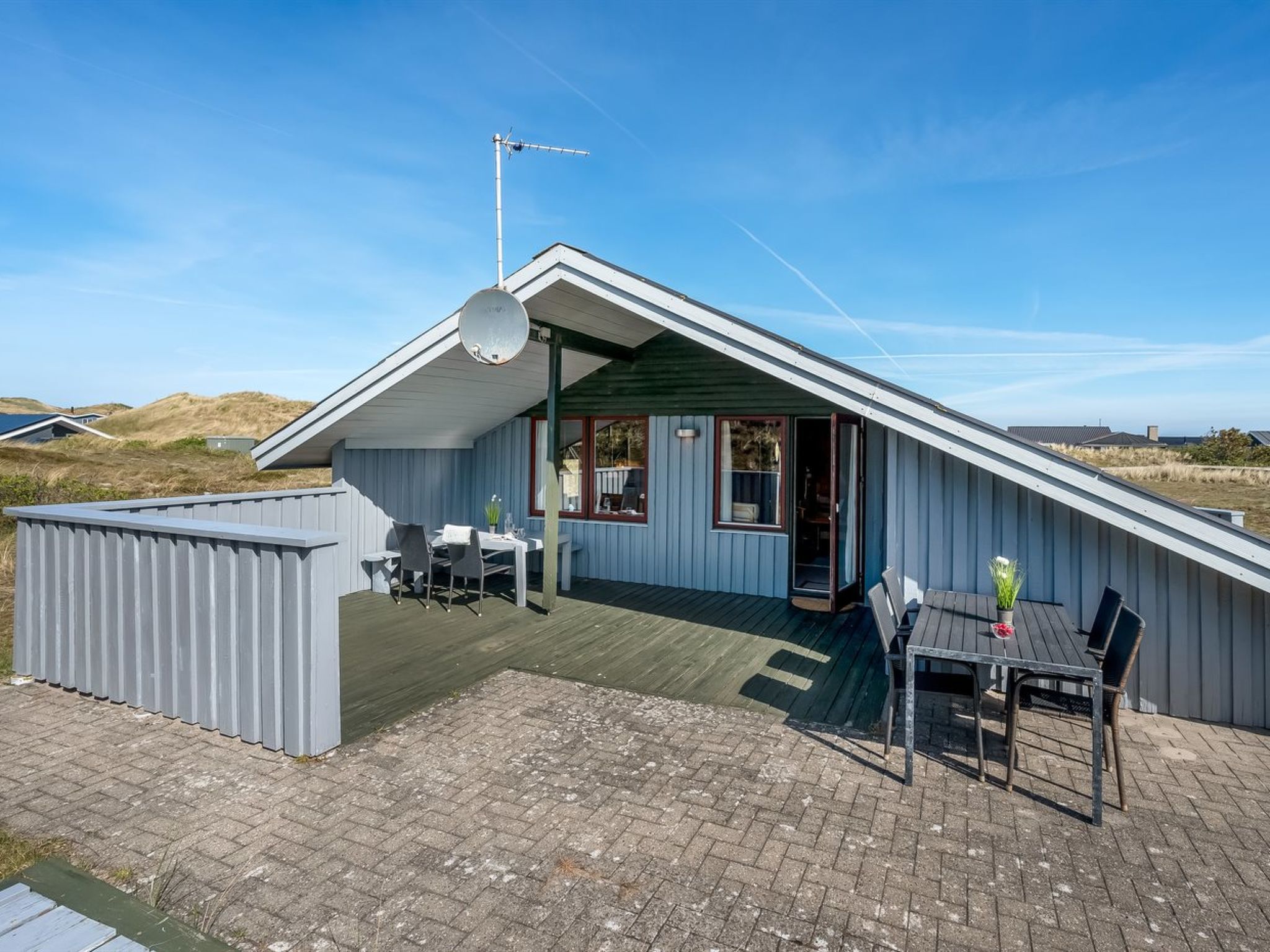 "Flory" - 400m from the sea", huis 3-kamers 74 m2. Het objekt is geschikt voor 6 volwassenen. Woonkamer met TV. 1 kamer met 1 2-pers bed. 1 kamer met 1 2-pers bed. 1 kamer met 2 x 2 stapelbedden. Keuk..