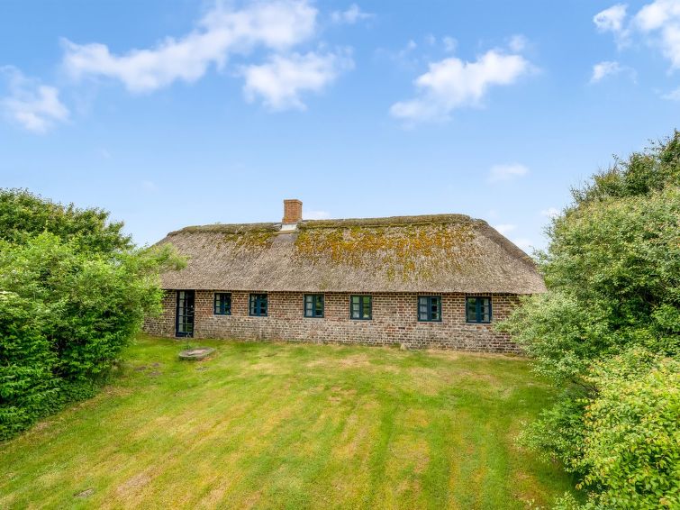 "Claus" - 1.5km to the inlet", appartement 2-kamers 76 m2. Het objekt is geschikt voor 2 volwassenen + 2 kinderen. Woonkamer met TV en DVD. 1 kamer met 1 2-pers bed. 1 kamer met 1 x 2 stapelbedden. Ke..