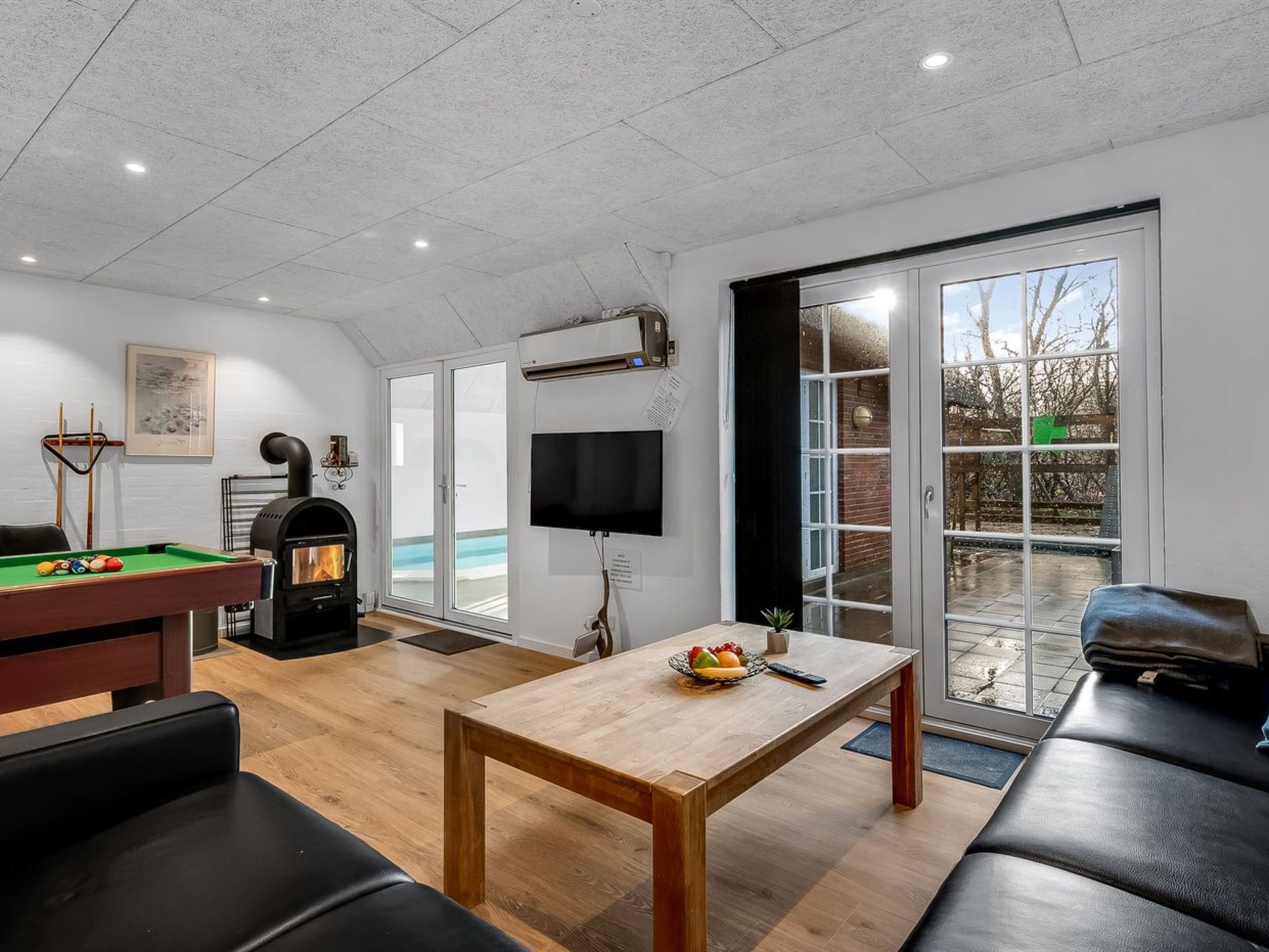 "Thana" - 1.4km from the sea - Binnen