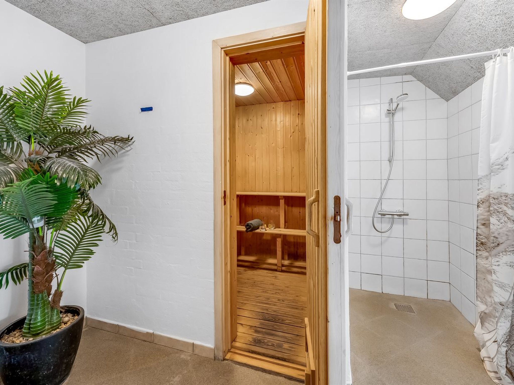 "Thana" - 1.4km from the sea - Binnen