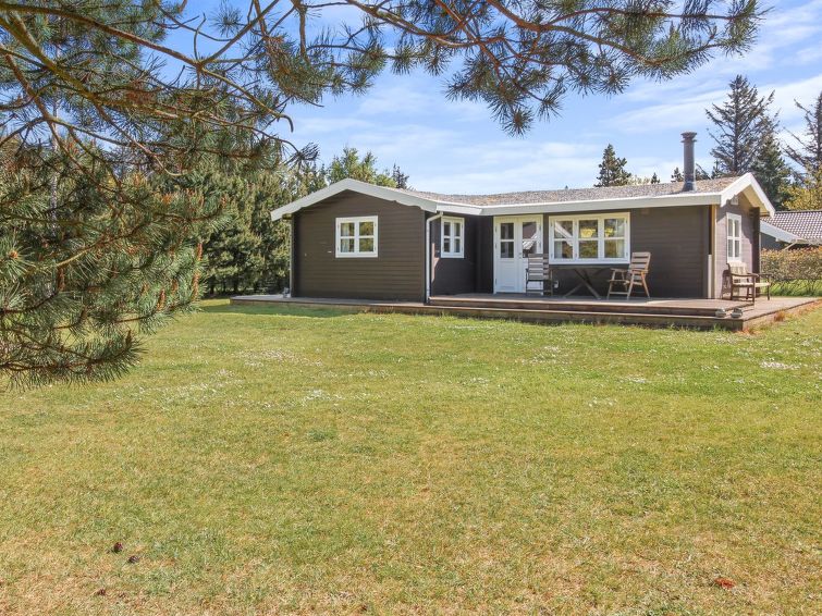 "Reima" - 220m to the inlet", huis 2-kamers 62 m2. Het objekt is geschikt voor 4 volwassenen. Woonkamer met TV, radio, CD-speler en DVD. 1 kamer met 1 2-pers bed. 1 kamer met 1 x 2 stapelbedden. Keuke..