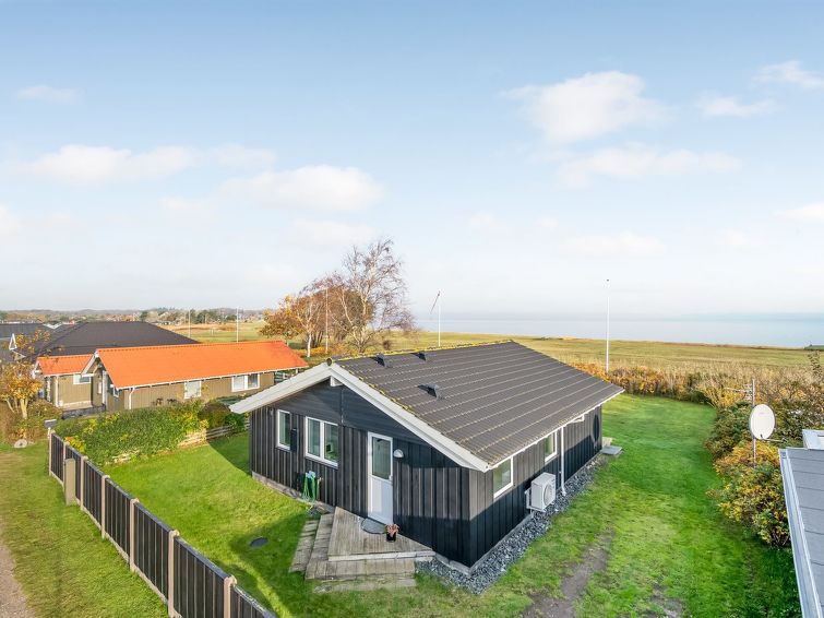 "Duschanka" - 50m to the inlet", huis 3-kamers 71 m2. Het objekt is geschikt voor 6 volwassenen. Woonkamer met TV en CD-speler. 1 kamer met 1 2-pers bed. 1 kamer met 1 2-pers bed. 1 kamer met 2 bedden..