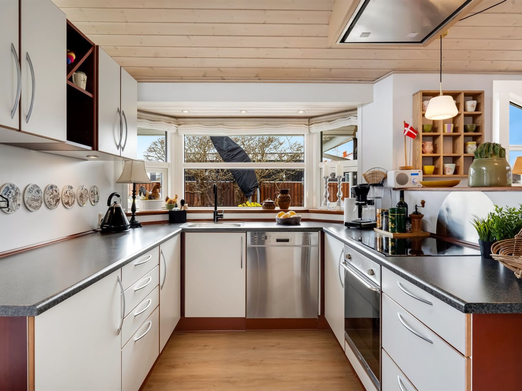 "Sjarlotte" - 100m from the sea - Binnen
