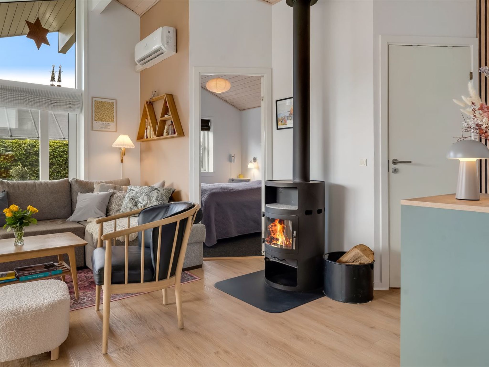 "Sjarlotte" - 100m from the sea - Binnen
