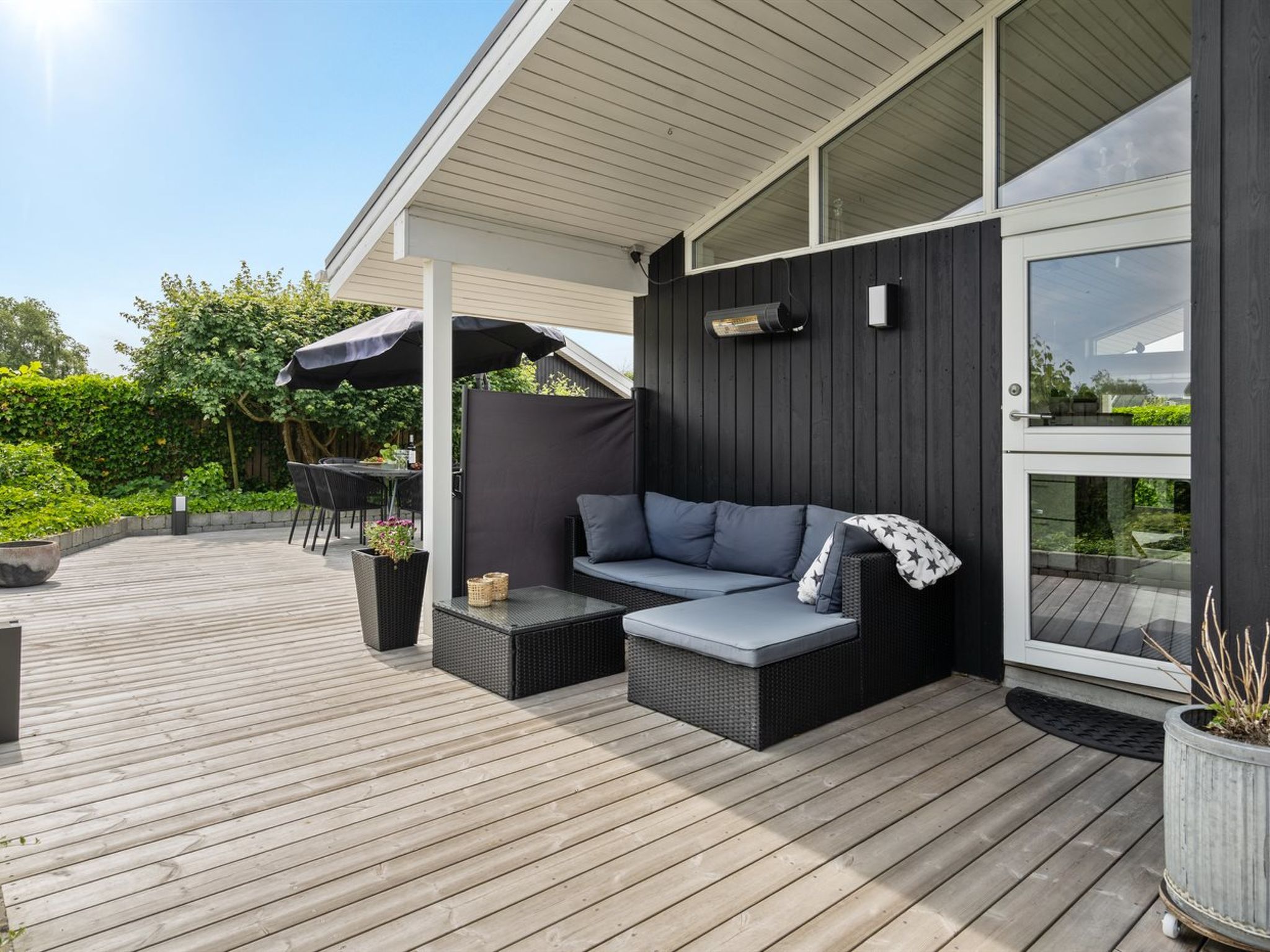 "Sjarlotte" - 100m from the sea-Buiten