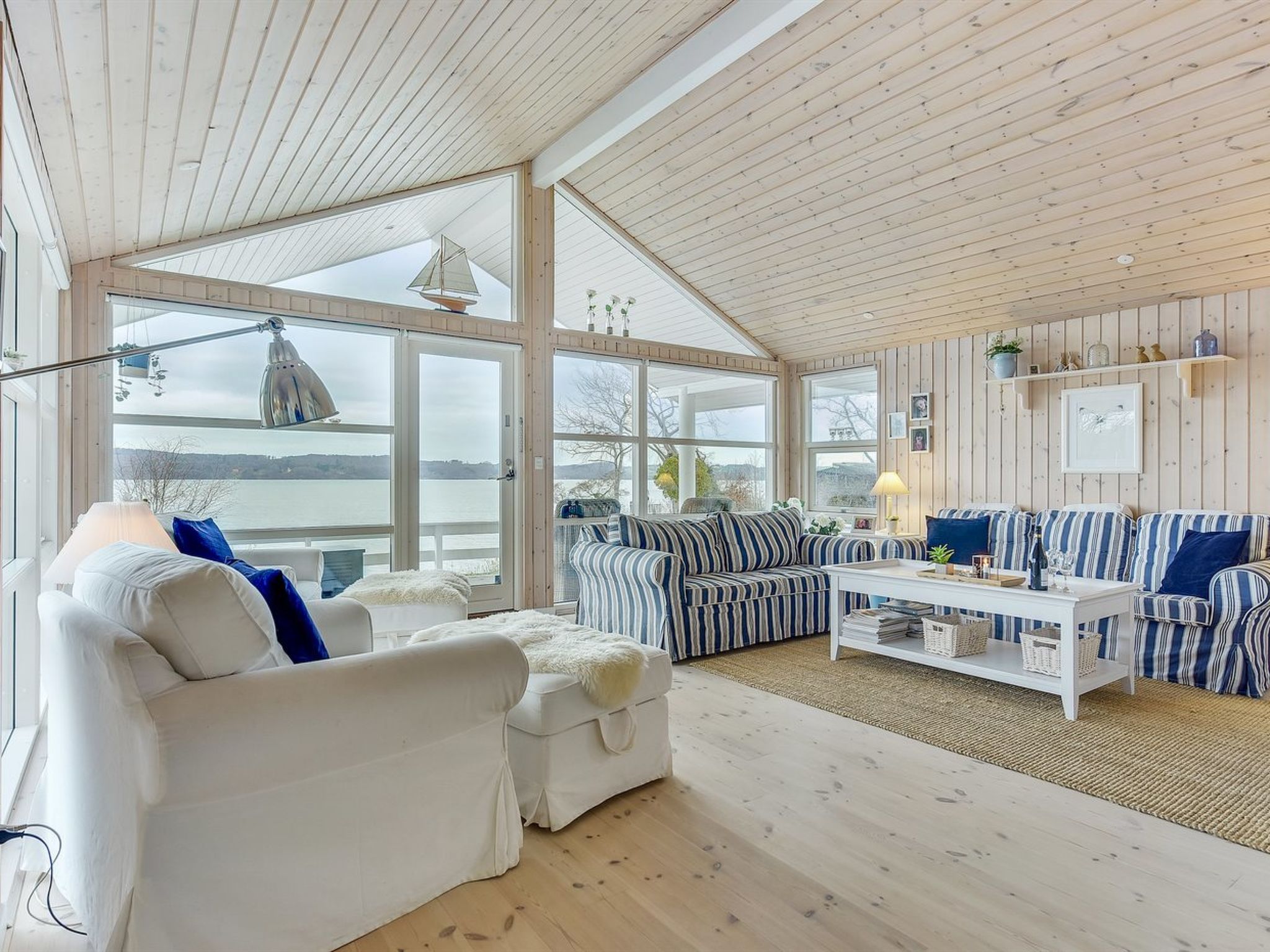 "Tini" - 50m to the fjord-Drinnen