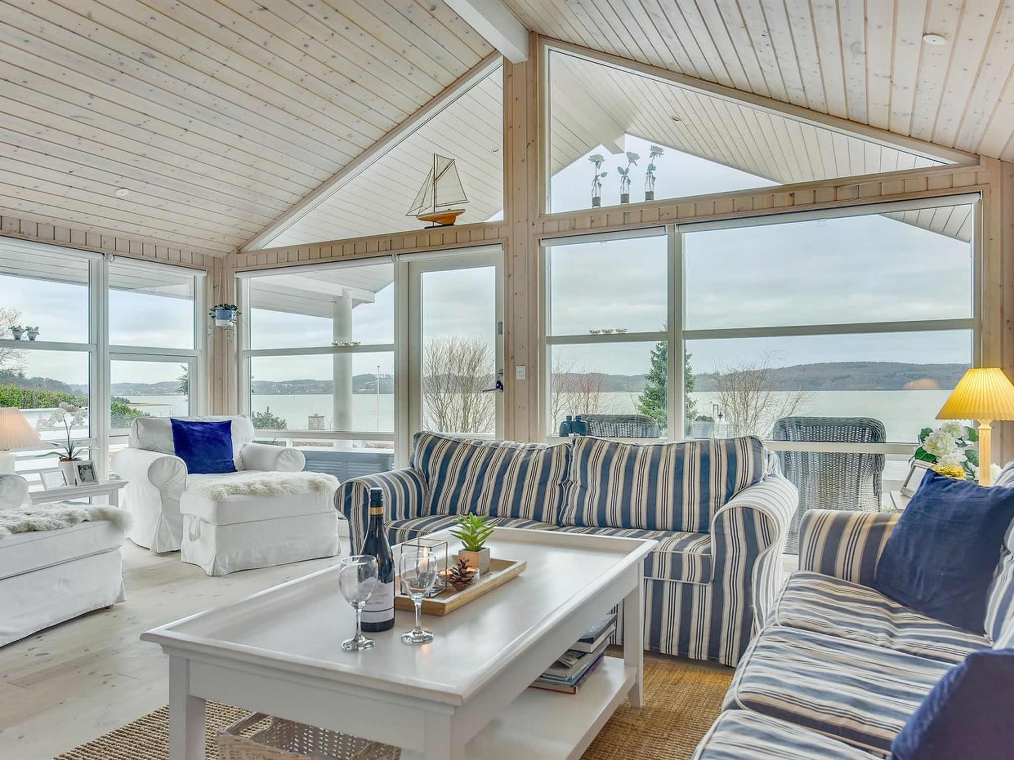 "Tini" - 50m to the fjord-Drinnen