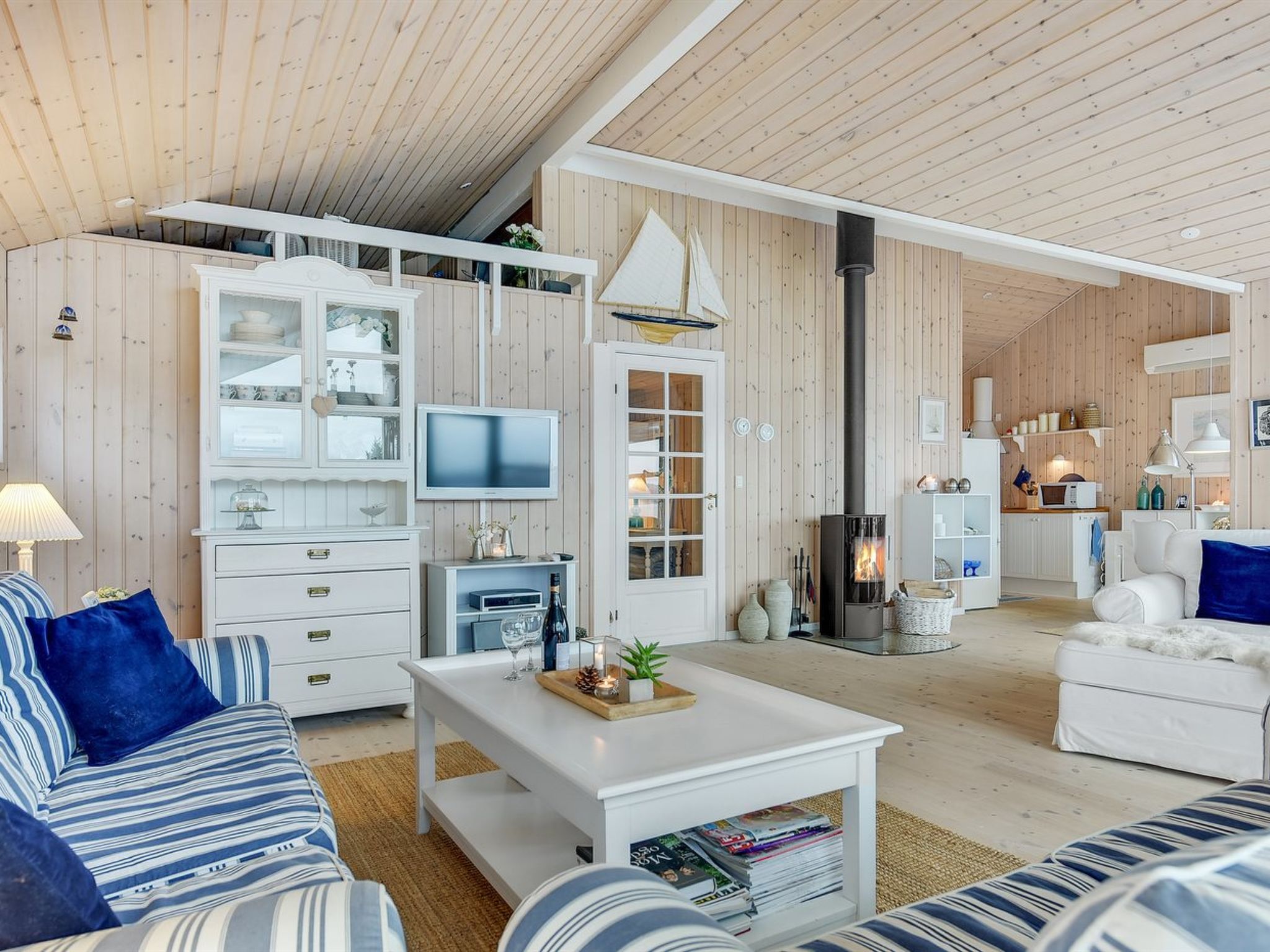 "Tini" - 50m to the fjord-Drinnen