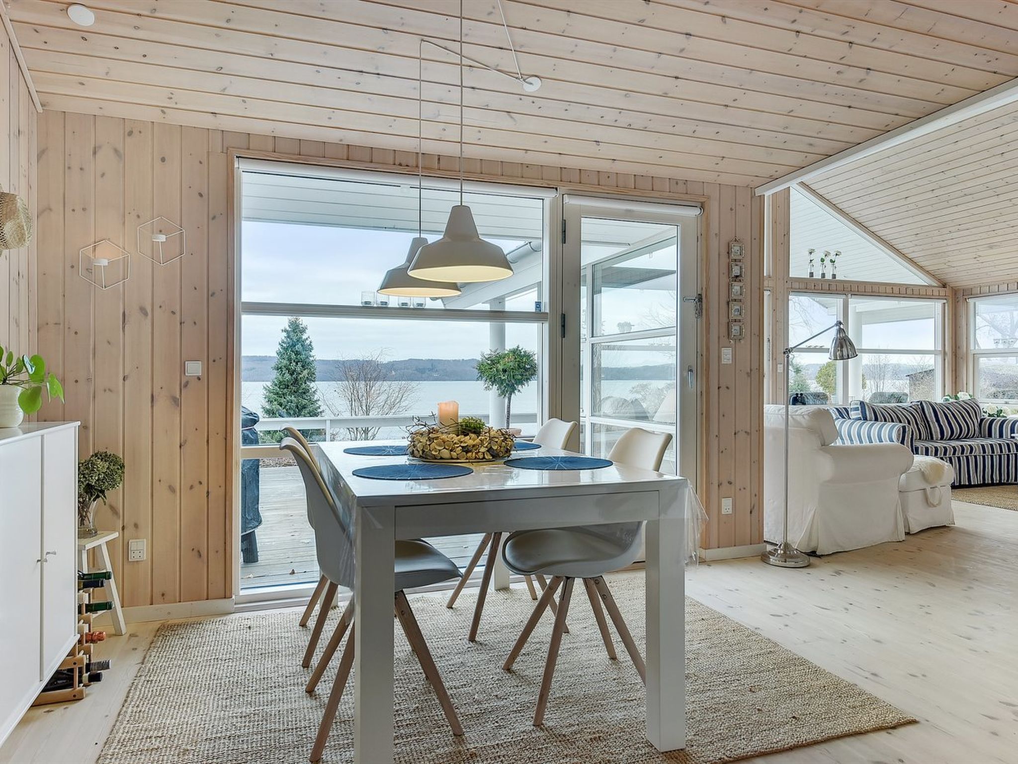 "Tini" - 50m to the fjord-Drinnen