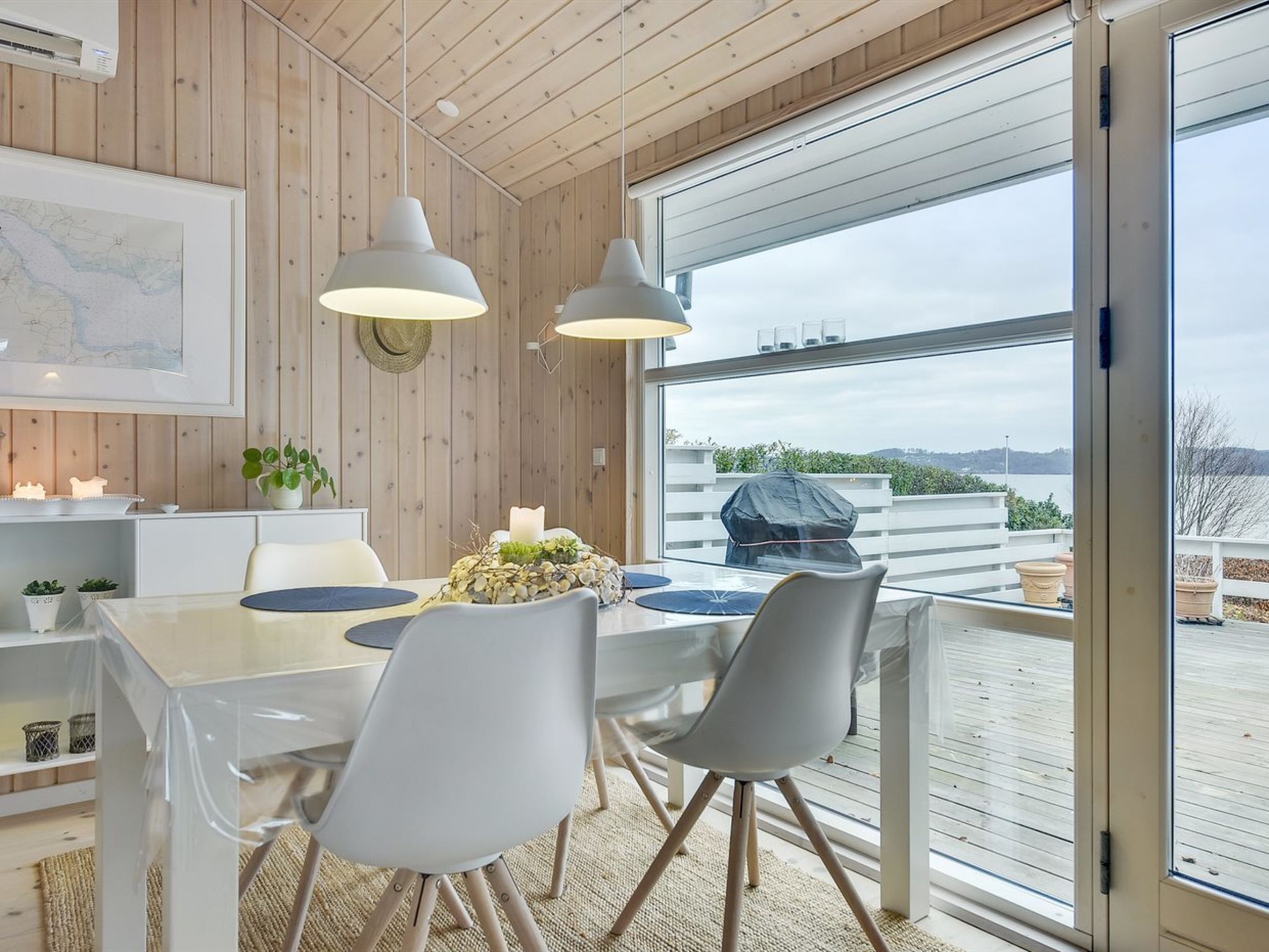 "Tini" - 50m to the fjord-Drinnen