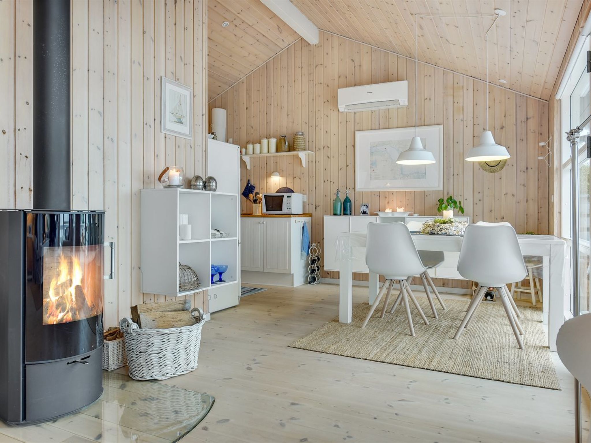 "Tini" - 50m to the fjord-Drinnen