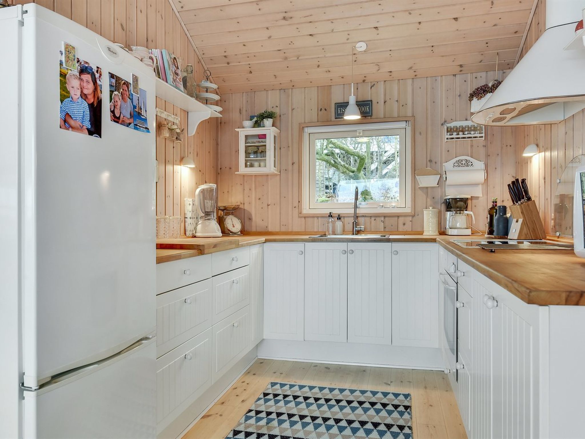 "Tini" - 50m to the fjord-Drinnen