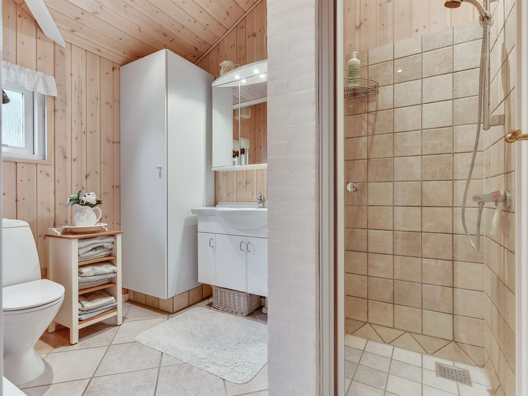 "Tini" - 50m to the fjord-Drinnen