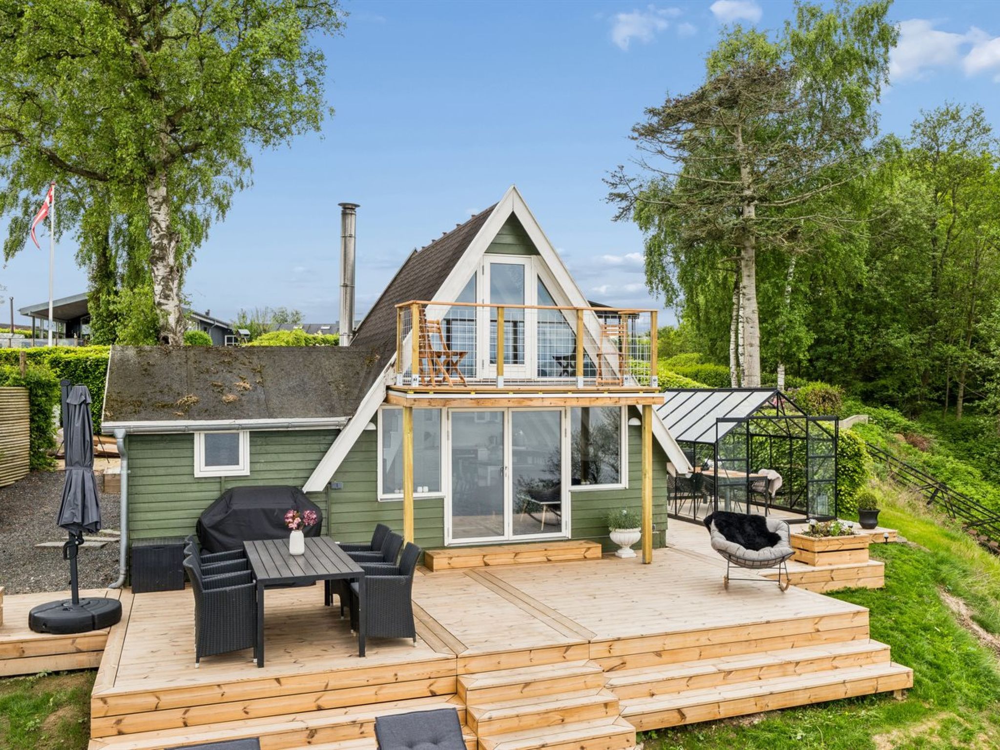 "Fifi" - 10m to the fjord", huis 2-kamers 65 m2. Het objekt is geschikt voor 4 volwassenen + 1 kinderen. Woonkamer met TV. Studio 1 kamer met met 1 2-pers bed. Keuken (oven, afwasmachine, 4 inductieko..