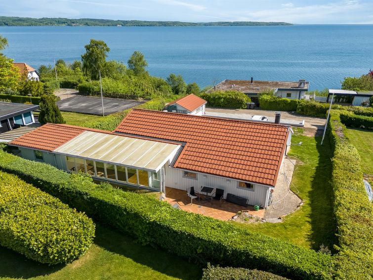 "Tobias" - 45m to the inlet", 2-Zimmer-Haus 78 m2. Objekt geeignet für 4 Erwachsene. Wohnzimmer mit TV. 1 Zimmer mit 1 Doppelbett. 1 Zimmer mit 1 Doppelbett. Küche (Backofen, Geschirrspüler, 4 Glas..