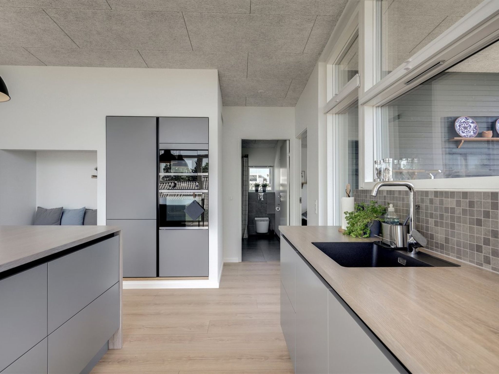 "Karitte" - 300m from the sea - Binnen