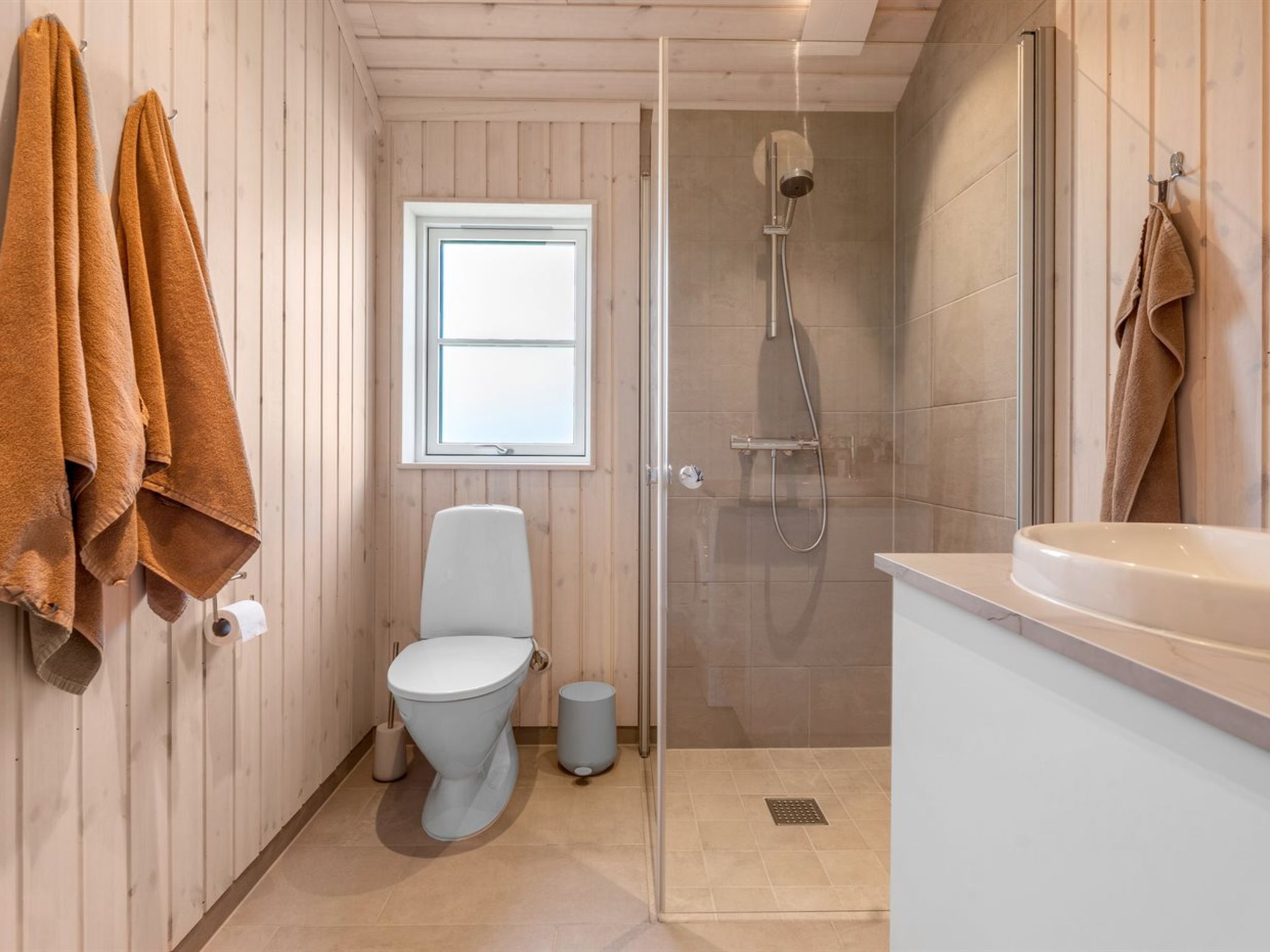 "Väinö" - 300m from the sea - Binnen