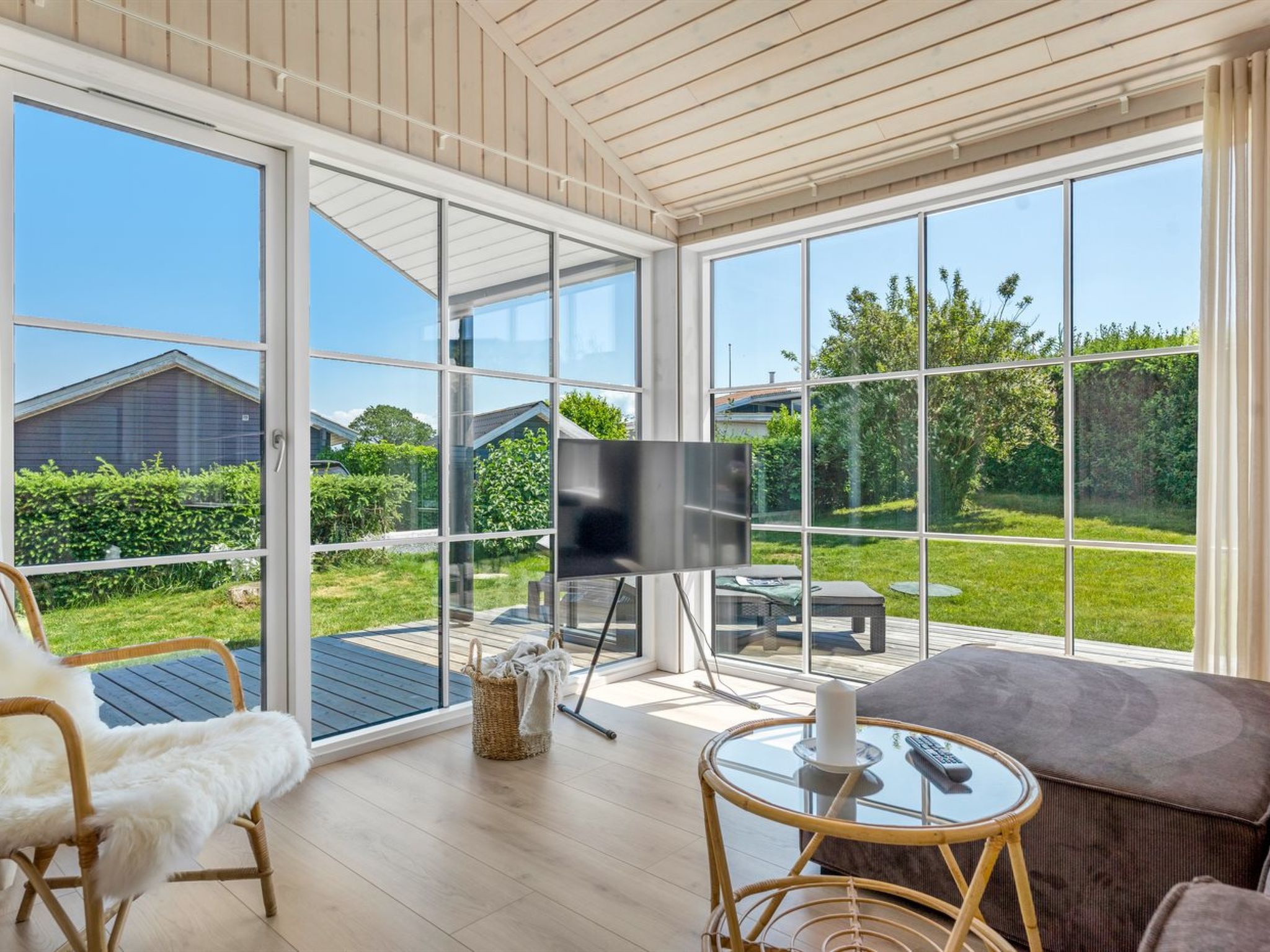 "Väinö" - 300m from the sea - Binnen